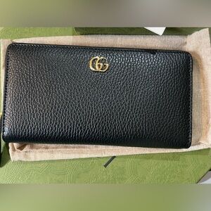 Gucci black leather, long zip wallet with Gigi logo brand new w/o tags full set